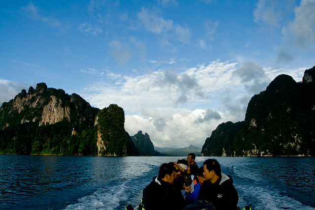 ลูกค้าผม นั่งเรือกลับ ก็คุยกันแต่เรื่องตกปลาไม่หยุดอยากจะอยู่กันต่อ แต่เวลามีจำกัด พรุ่งนี้ต้องไปตกป