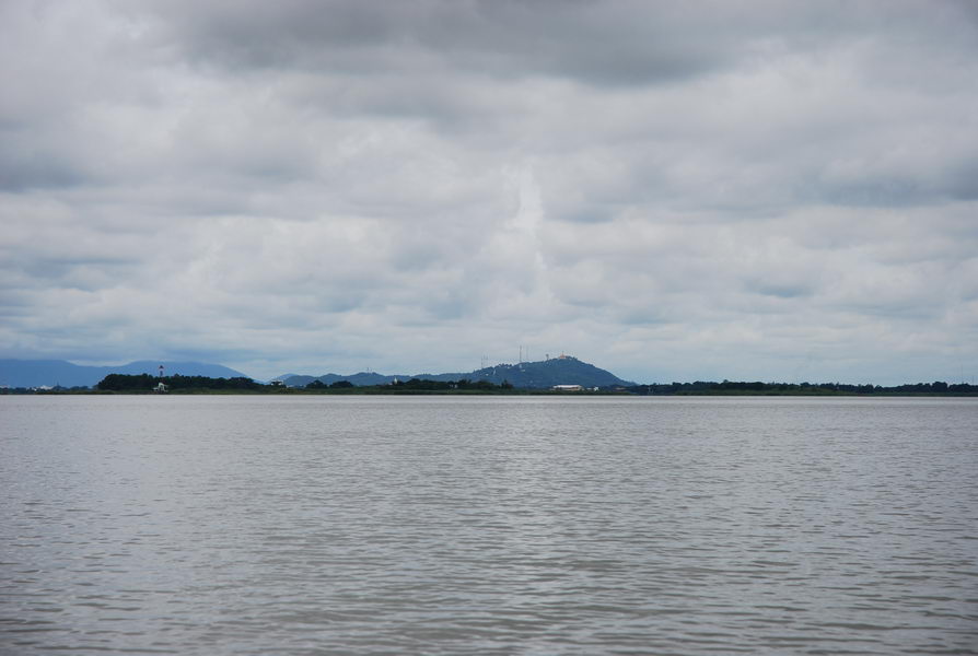 ที่เห็นริบๆนั้น เขากบ อ.เมือง นครสวรรค์ครับ  :smile: :smile: :smile: