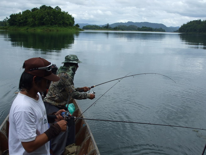 ท้ายเรือก็ชุลมุน.... :love: :love: :love:



 [q]ดูสนุ
