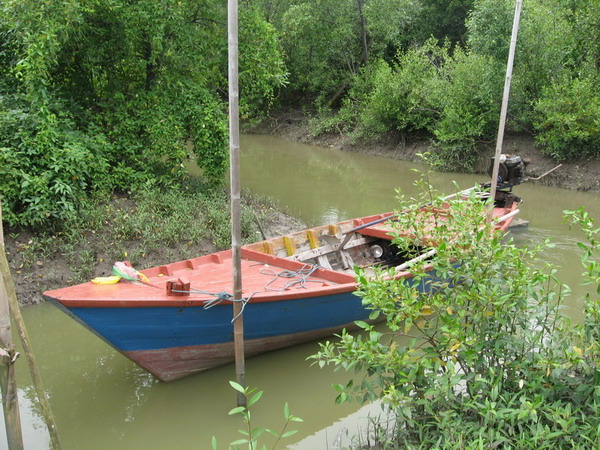 และนี่ Speed Boat เรือ (เร็วที่สุดแล้ว...) น้าชายผม แกว่า เพิ่งซื้อมาได้ไม่นาน หลังจากที่ลูกชายแกเอา