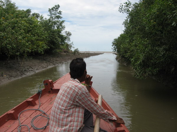 นั่งเรือมาได้ประมาณ 15 นาที ลุงซึ่งคุมอยู่หัวเรือ ก็ชี้บอกว่า กำลังจะถึงปากอ่าวแล้ว มองไปก็เห็นว่า ม