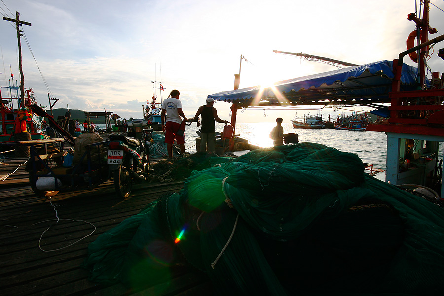 เริ่มขนของลงเรือด้วย รถมอเตอร์ไซด์พ่วงข้าง  