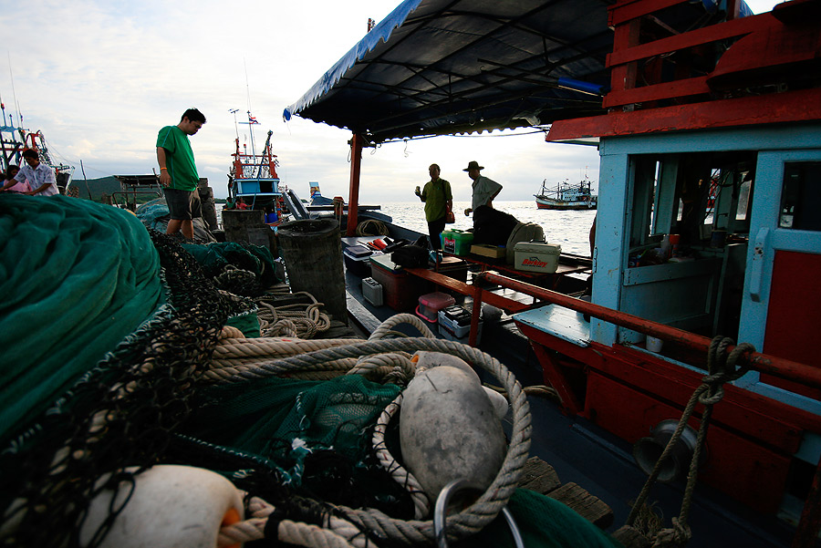 เรือลำใหญ่ ค่อนข้างสะดวกสบาย  ที่นอน 2 ชั้น ห้องนอนด้านบนรองรับ นักตกปลาได้เพียบ 

          ถึงเร