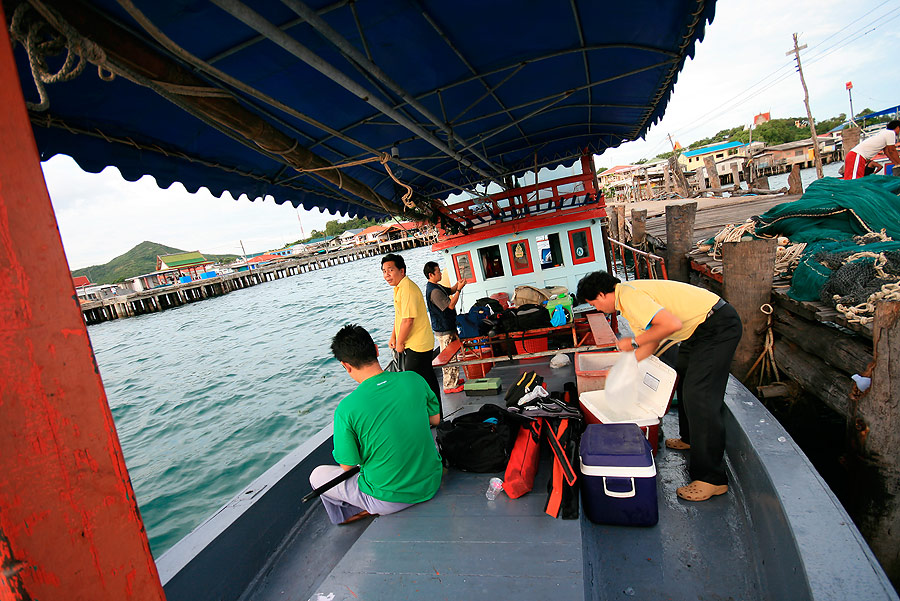 มากันครบแล้ว เรือเตรียมออก   ก็เริ่มเห็นอุปสรรคข้างหน้า   ฟ้าฝนเริ่มมา  
