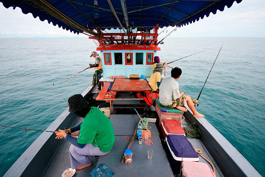 เป็นครั้งแรก ที่พีเล็ก เดินมาหัวเรือได้ เพราะ คลื่นลม มันสงบ  เลย ได้เก็บภาพบรรยากาศ ในเรือมาบ้าง