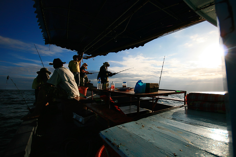 โชคดีที่  คลื่นลม เหนื่อย  เลยสงบลงมาบ้างพี่เล็กเลยได้ถ่ายรูป บรรยากาศ ในเรือมาให้ชมกันบ้าง 