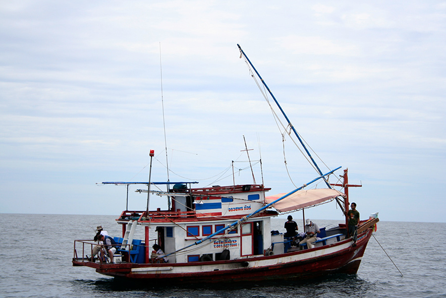 เรืออีกลำของไต๋เรือง แต่ขับโดยไต๋แขกคอยประกบอยู่ใกล้ๆที่หมายหินใหญ่  :smile: :cheer: :cheer: