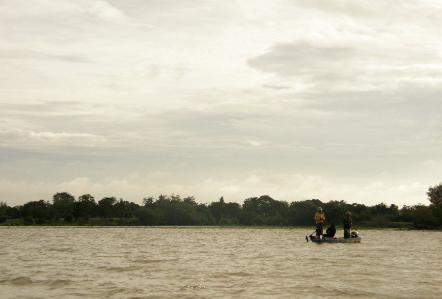 เรือลำนี้เห็นตัวหนังสือ  ต.  มาแต่ไกลเลย :grin: :grin:
ผ่านไปข้างอู่เชิดชัย  เห็นจอดอยู่แว๊บ :grin: