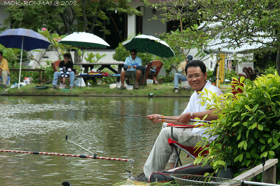 น้าธนาวัฒน์ได้ที่นั่งยื่นไปไกลกว่ามองดูน่าสบาย...ยิ้มอารมณ์ดี...