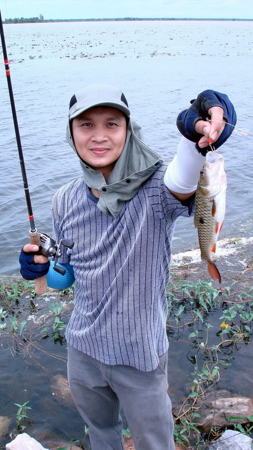 อากาศดี ปลากัดดี แบบนี้ ติดใจจริงๆ ถ้าลงเรือคงจะได้หลาย (ได้เมาเราหลายๆ) :umh: