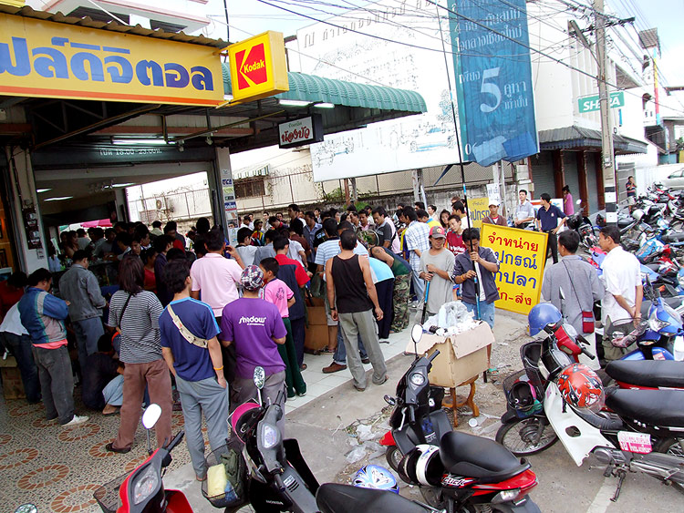 พอเลยห้างเซ็นทรัลแอร์พอร์ทมานิดเดียว
พลันสายตาก็พบกับฝูงชนมารุมดูอะไรซักอย่าง  :ohh: