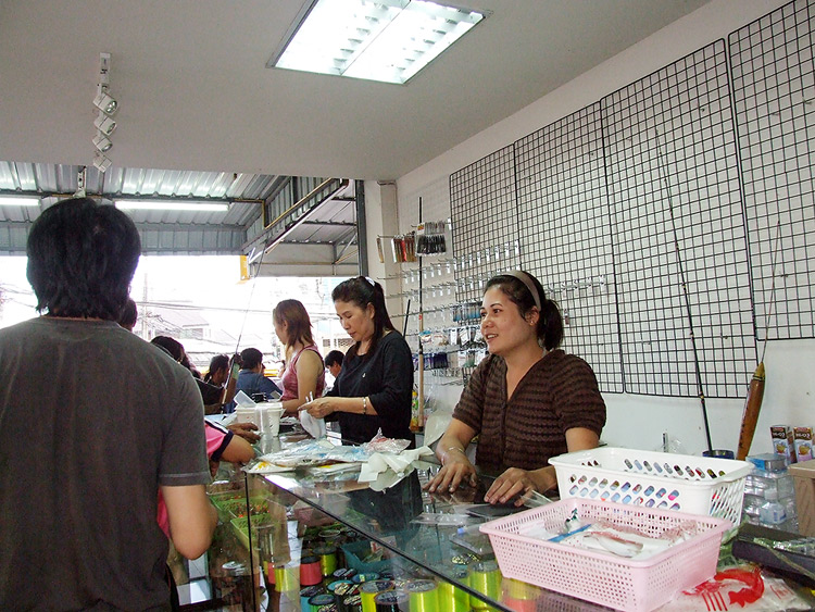 ในร้านยังจัดของไม่ลงตัวคับ
เปิดร้านปุ๊บคนเข้าปั๊บ
ขายกันแทบไม่มีเวลาเข้าห้องน้ำเรย  :laughing: