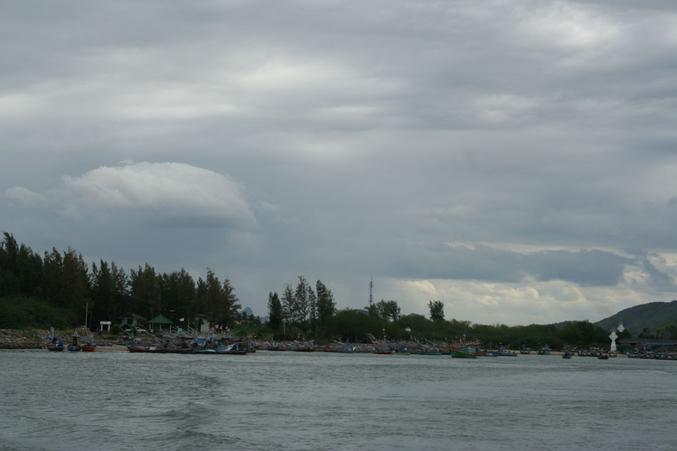 เรือออกจากฝั่งทางปากน้ำปรานบุรี ครับ ..
ไปกับเรือพี่อ๊อด......โดยมีท่านน้าน...เป็นพี่ใหญ่ไต๋อารมณ์ด