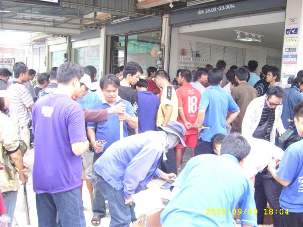 บรรยากาศหน้าร้านคนมาช้วยอุดหนุนสิ