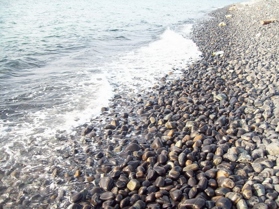        จากภาพนี้ ผมเห็นหินงามเป็นสีดำ กองรวมกันอยู่เป็นสัน มีสีขาวของเศษปะการังขนาดใหญ่ปะปน หินงามยั