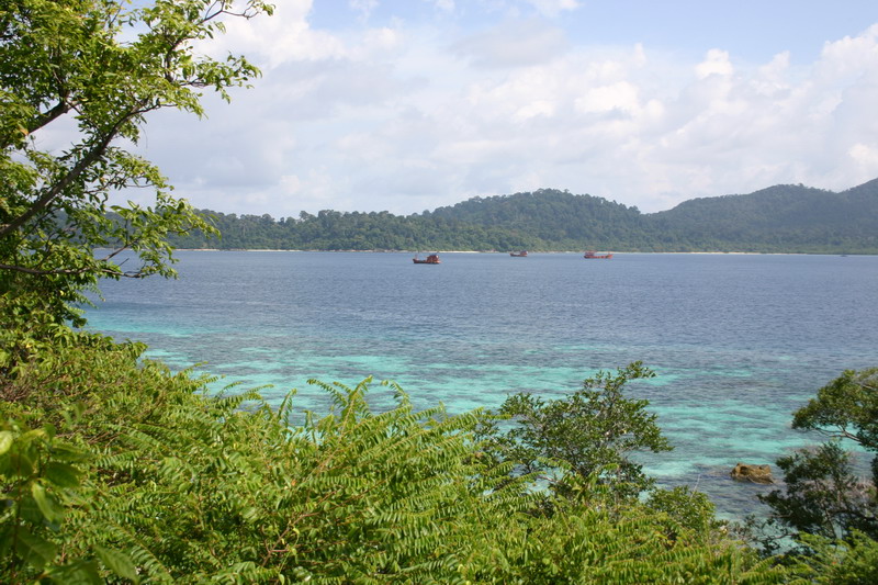   เกาะรอกลอย ซึ่งมีหาดทรายเชื่อม 2 เกาะเข้าหากันยามน้ำลด จนได้สมญานามว่า ทะเลแหวก 2 