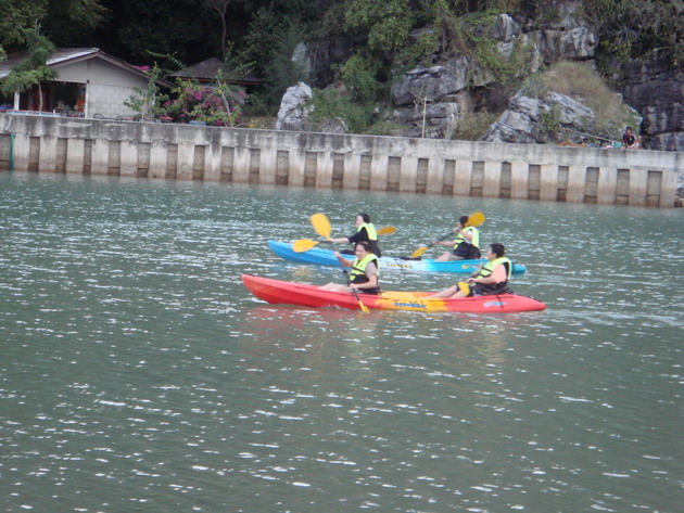นักท่องเที่ยวที่ชื่นชอบพายเรือเที
