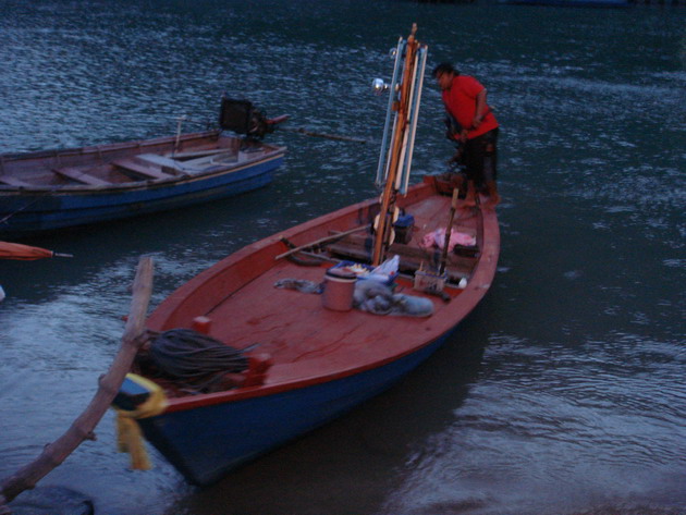 ไต๋เรือมารับตรงเวลาเลย.เรือชาวบ้าน