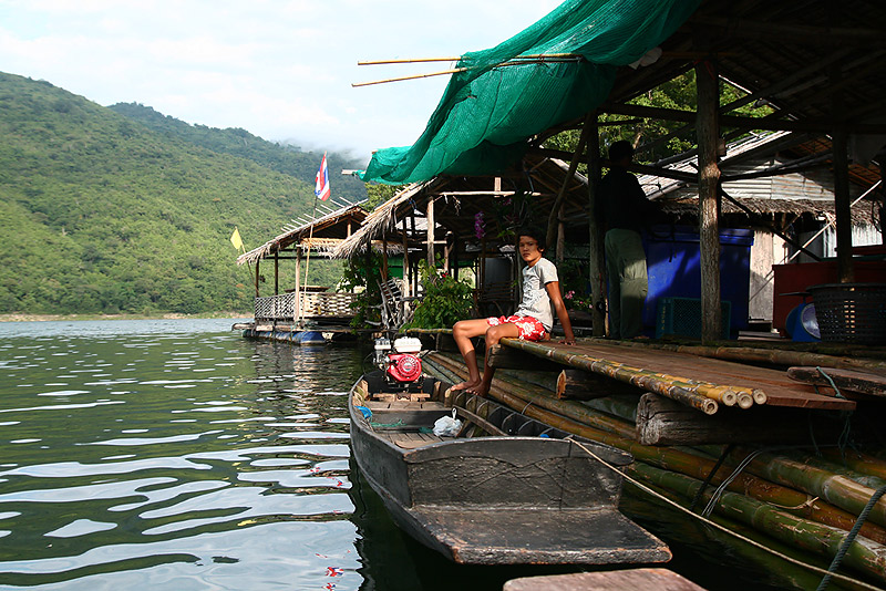 ไปถึงแพพี่เชิดเรือก็มีแค่ลำเดียวแต่เราไปกัน4คนต้องเดือดร้อนให้พี่เชิดพาหาเรืออีก .....กำแท้ๆ 