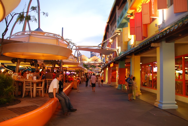 ยังอยู่ที่ Clarke Quay คับ ที่ก็คล้ายๆ ตรอกเข้าสารบ้านเรา มีแต่ฝรั่งทั้งน้าน