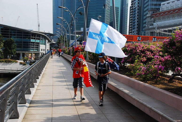 หลังจากใช้เวลาที่ที่ร้านตกปลาสี่ชั่วโมงกว่าๆ ก็ได้เวลาเข้าสนาม F1 ในวันที่ 2 Qualifying Session 

