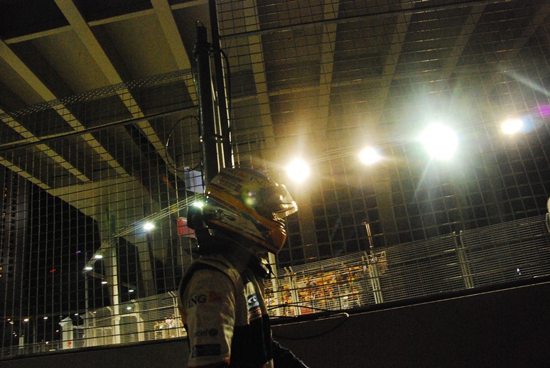 ลากันด้วยภาพ Fernando Alonso อดีตแชมป์โลกในปี 2005 และ 2006 เดินคอตกผ่านหน้าผม เนื่องจากรถเกิดอุบัติ