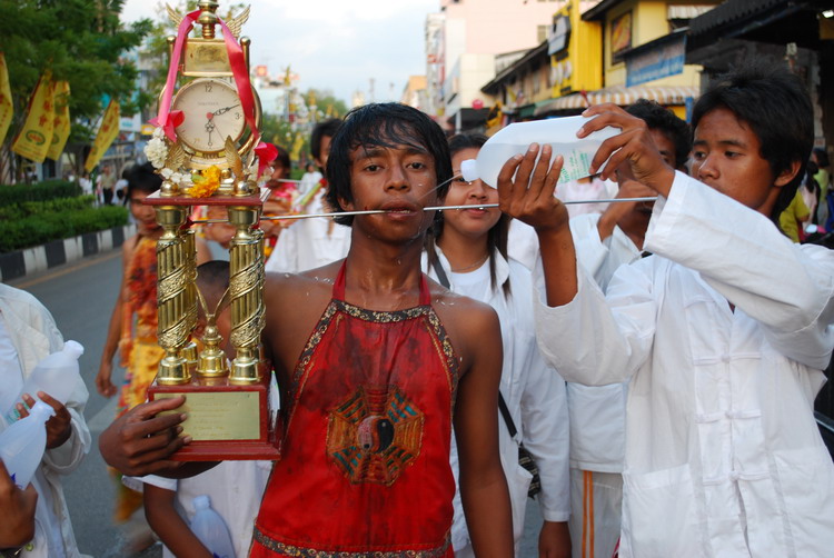 เทศกาลถือศีลกินเจของชาวตรัง   ยังคงสืบทอดพิธีกรรมอย่างเคร่งครัดตามแบบโบราณ  เป็นจุดเน้นการร่วมกันประ