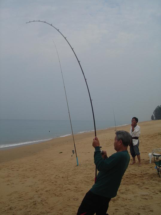 เยี่ยมครับ..  +1  :grin: :grin: :grin: ตกปลาชายหาดผมชอบมากเลย

ปลาส่วนใหญ่ ก็พวกปลากระเบน   กะมง  