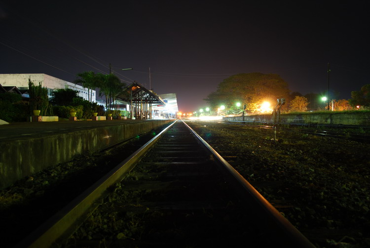  :cool: :cool:  ใกล้สถานีรถไฟครับ........ใครมาเมืองตรังทางรถไฟเมื่อถึงสถานีตรังมองออกไปนอกหน้าต่างด้