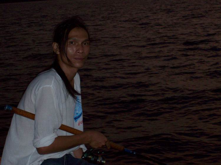 น้าเอ๋ตกหมึก

เกาะขอบเรือไปด้วย จิ  