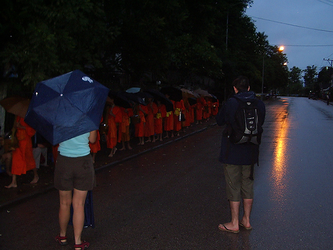 มันเป็นไฮไลท์ที่สำคัญของหลวงพระบางจริงๆครับแม้แต่ชาวต่างชาติก็ให้ความสนใจ