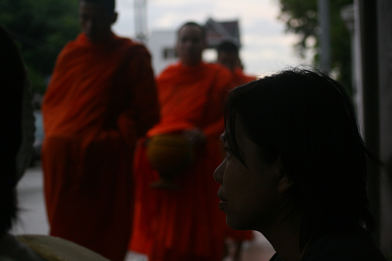 มีพระมาจากทั้งทางตลาดและทางวัดเชิงเขาคาดว่าน่าจะมีหลายวัด