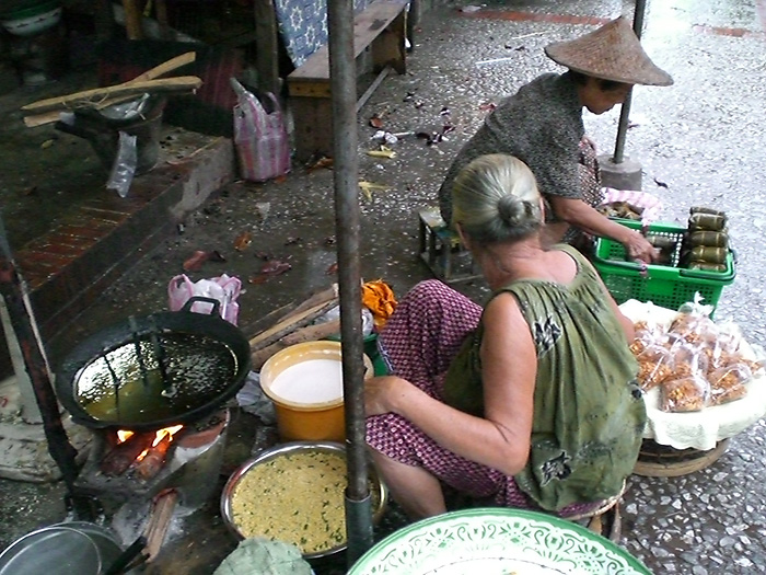 ช่วงเช้าขอเป็นพระยาน้อยชมตลาด คุณยายทำขนมอะไรหนอ