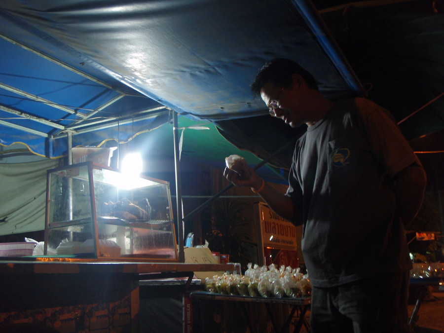 เวลามาตราฐานสำหรับออกลุยเขื่อนปราณ....
ตีสี่ครึ่งออกเดินทางมาล้อมร้านข้าวถุงแกงไทย..เอาไว้เป็นเสบีย