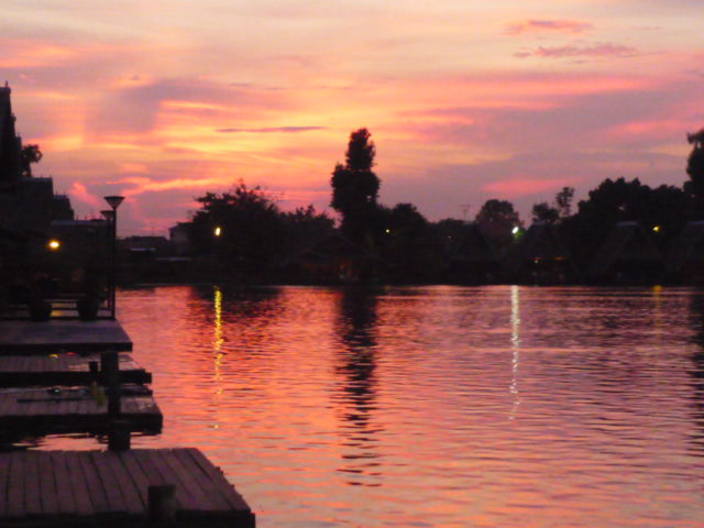ท้องฟ้าสีส้มๆ ส๊วย สวย ลมพัดเบาๆเย็นๆ บรรยากาศดีเจงๆ :love: