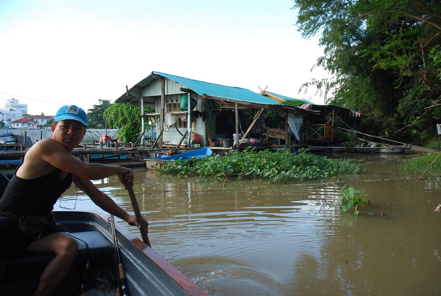 ผมมาถึงบ้านพี่วสันต์ประมาณห้าโมงเย็น (สถานที่ๆเราขออาศัยนำเรือขึ้นและลงแม่น้ำ) พี่ต๋อยก็เตรียมพร้อมอ