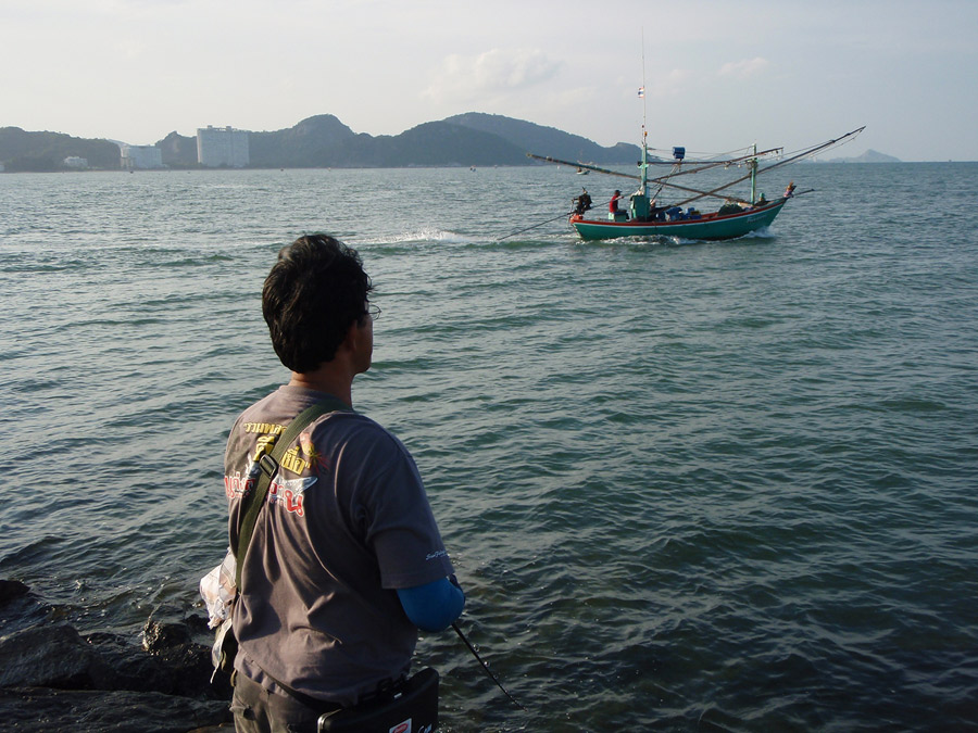 เรือประมงเมื่อตกเย็น ก้อจะออกหาสิน