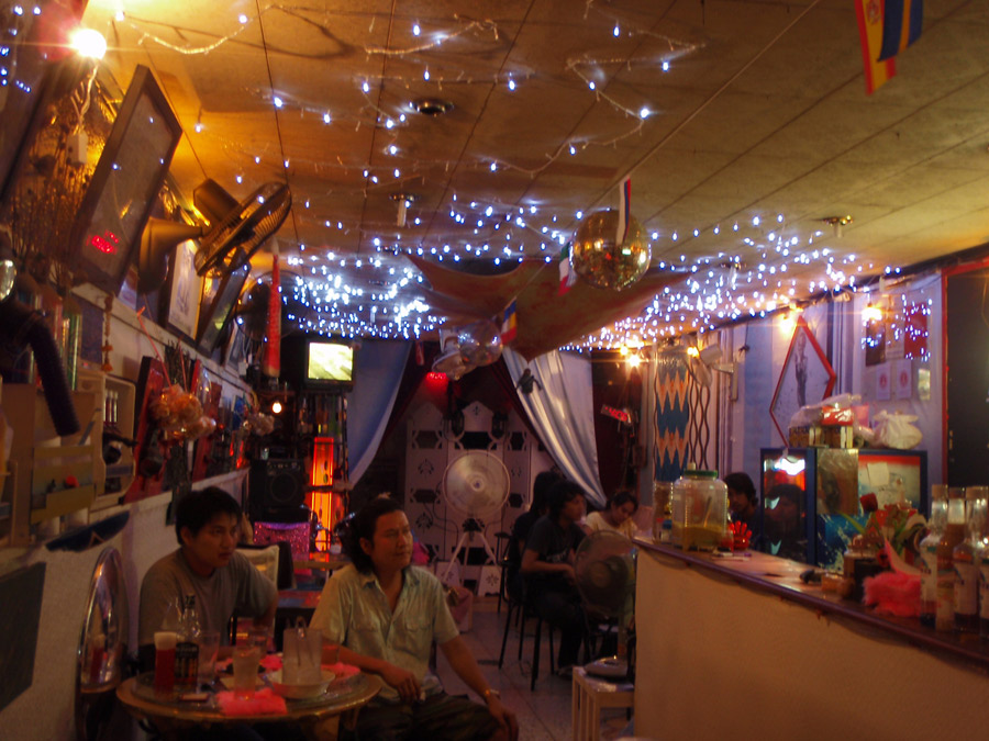 จัดร้านสวยดีน่านั่ง...เป็นเหล้าปั่น เปิดเพลงสากล ยุคเซเว่นตี้
 :smile: :smile: