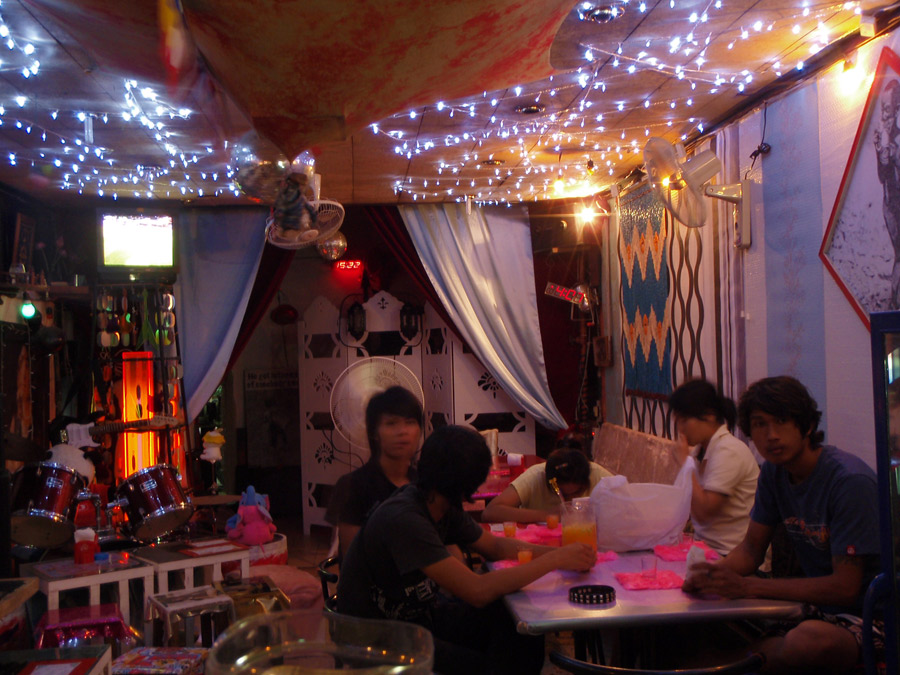 มาซะดึกแล้ว ลูกค้าไม่แยะเท่าไหร่....มัวแต่ไปเดินทักทายเพื่อนๆที่ร้านเอ้าท์ดอ
 :grin: :grin: