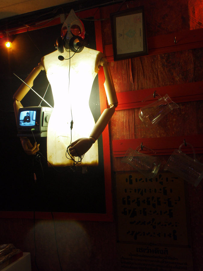 แต่งร้านแบบเรื่อยเปื่อย แต่มองตอนกลางคืนจัดแสงแล้ว สวยงามดีจริงๆ
 :smile: :smile: