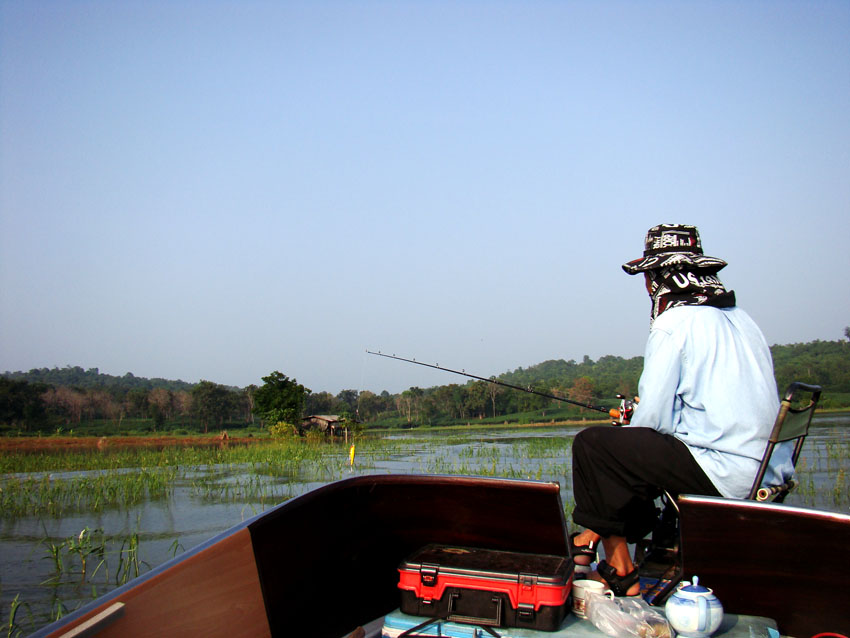 ป๋าเหนาะไกด์เรืออยู่ข้างหน้า
ส่วน
