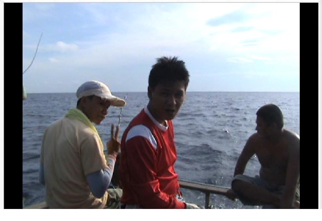 ด้านท้ายเรือ  ก็เริ่ม ทรอลลิ่ง กัน  (หาเหยื่อ)   .. มีเล็ก  ธน  และ โปรป้อม.. :grin: