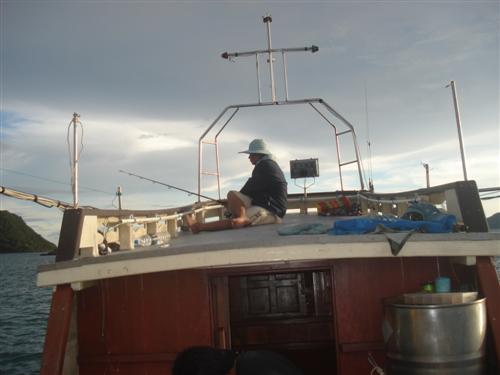 บนเรือมีที่ตกปลาเยอะแยะ :cool: