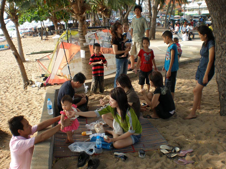 เจอและ...นั่งกินข้าวอยู่ริมหาดกัน เด็กๆทนไม่ไหวขอลงทะเลกันก่อนเลย นี่ยังไม่ถึงที่พักเลยลุยทะเลกันแล้