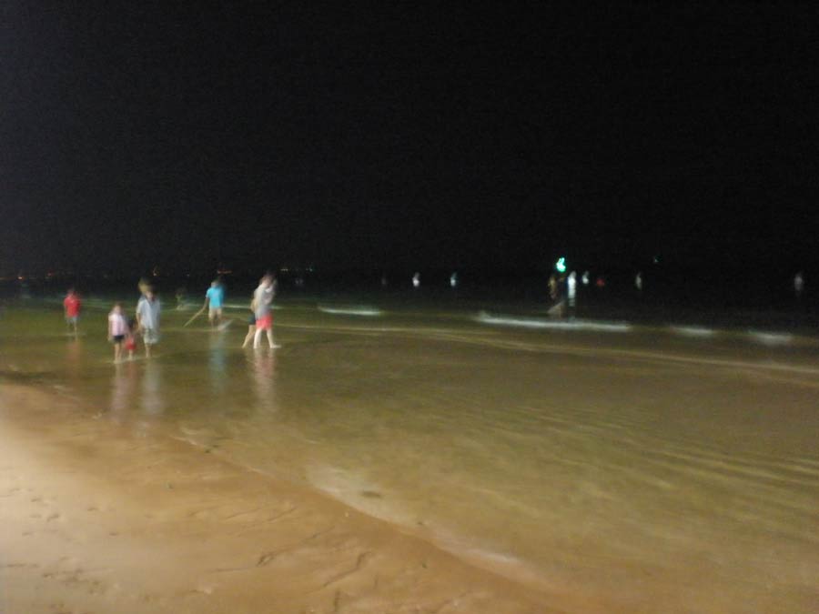 กลางคืนที่พัทยาใต้นี่ดีครับ ริมหาดเปิดไฟสปอร์ทไล้ส่องสว่างไปทั้งหาดตลอดแนว เอ๊ะ! นั้นไกลๆเขาเดินลงไป