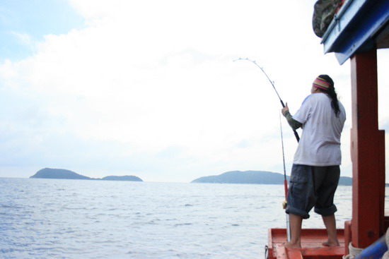 และแล้วคันที่ท้ายเรือก้อทำงานก่อนกลับจากการตอดเหยื่อเยงเบาๆ  :sad:
