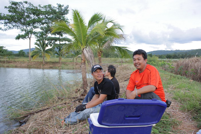 เอ๊...ใครหล่อ ที่สุดในงานนี้หนออออ เสื้อสีส้มเชียว เอิ๊ก ๆ ๆๆ  :laughing: :laughing: :laughing: