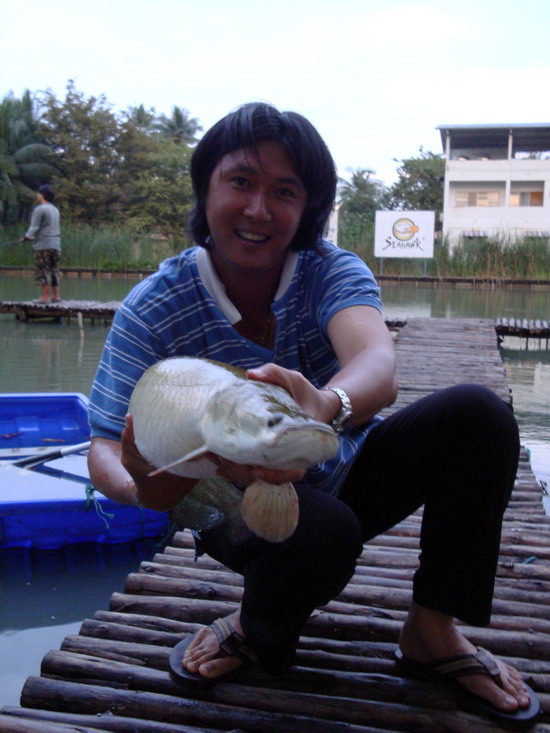ขึ้นมาหล่อกันแบบดีๆซักกะตัว ปลาที่นี่บทจับถ่ายดีๆเป็นต้องดิ้น
ต้องหลุดลงน้ำอยู่เรื่อย  :ohh: :love: