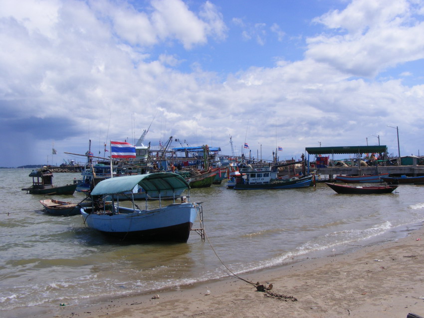 ไปขึ้นเรือที่อ่าวไข่ ติดกับท่าเรือไปเกาะมันนอก