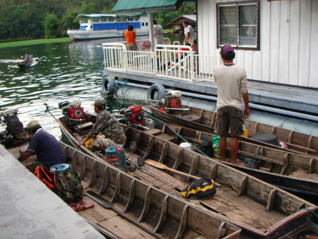 ช่วงเย็นเรือชาวบ้านที่จะพานักกีฬาไปตกปลาตอนเช้าต่างก็ทยอยกันมาร่วมในงานค่ำคืนนี้ครับ.

           